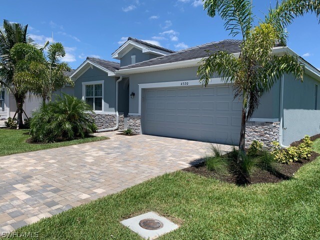 4320 Bluegrass Dr in Ft. Myers, FL - Building Photo