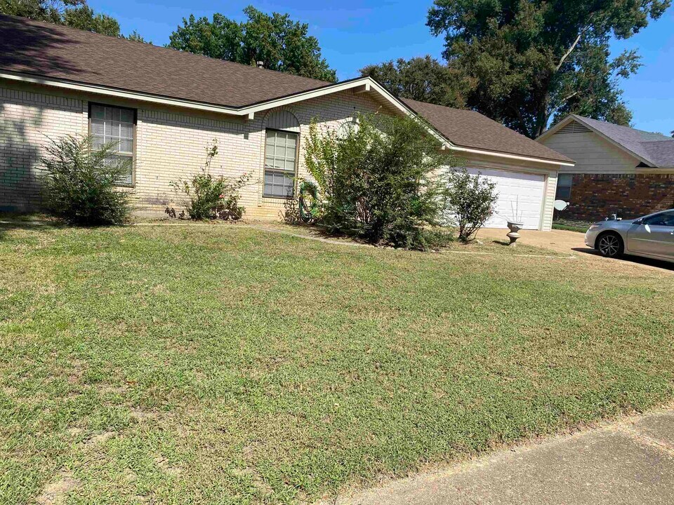 7060 E Foxhill Dr in Memphis, TN - Building Photo