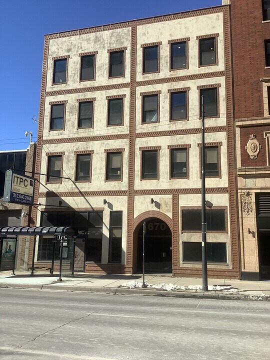 670 N Clark St in Chicago, IL - Building Photo