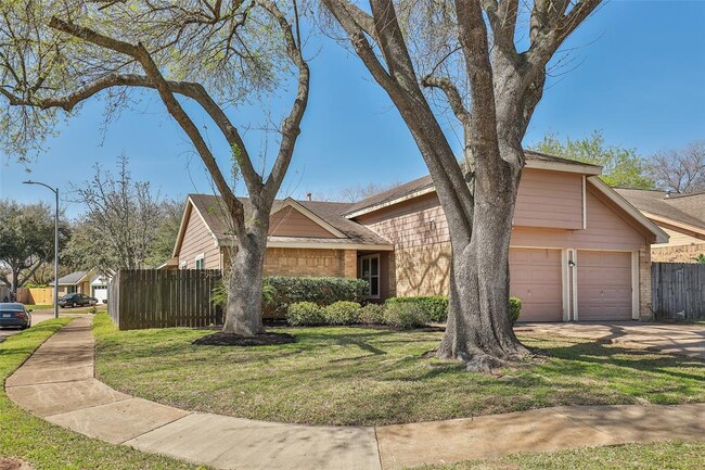 2327 Sunset Trail in Sugar Land, TX - Building Photo - Building Photo