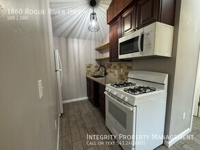 1860 Rogue River Hwy in Grants Pass, OR - Building Photo - Building Photo