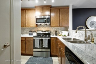 1681 E Greenbriar Dr in Schaumburg, IL - Building Photo - Building Photo