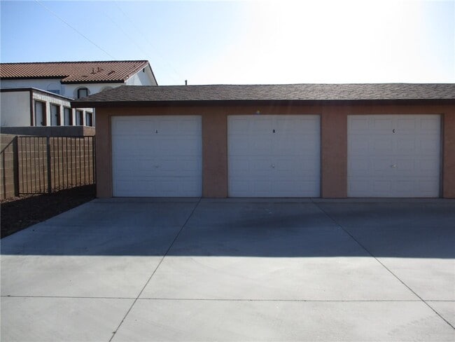 2801 Paloma Senda in Bullhead City, AZ - Building Photo - Building Photo