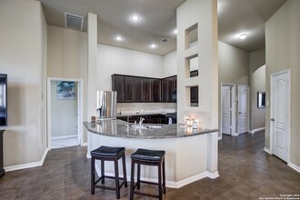 8811 Falcon Pk in Converse, TX - Foto de edificio - Building Photo