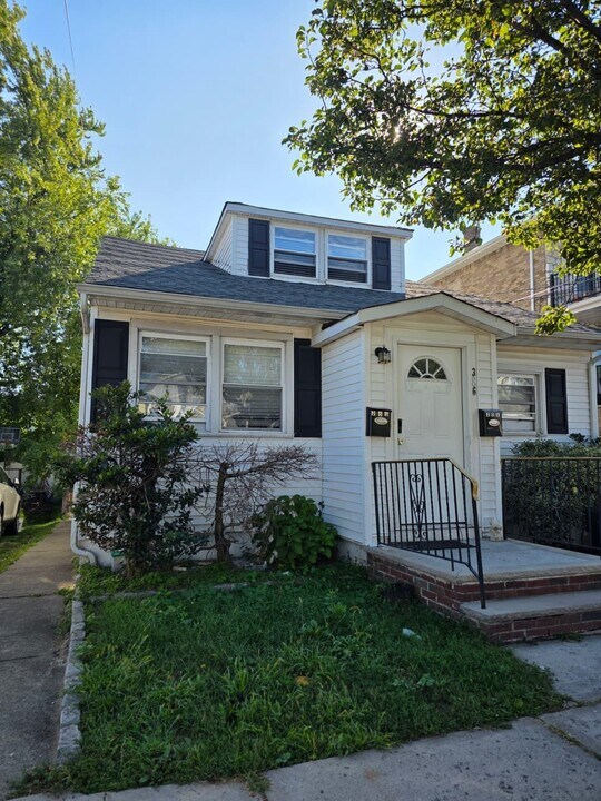 286 Kennedy Dr in Fairview, NJ - Building Photo