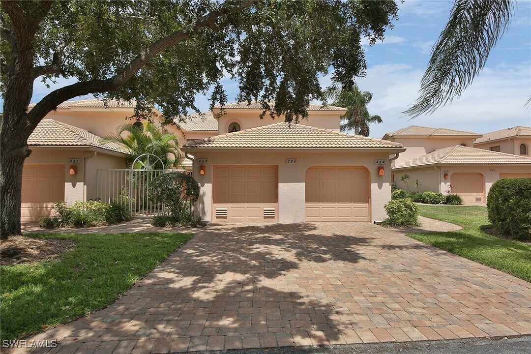 526 Lake Louise Cir in Naples, FL - Building Photo