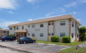 Twin Manor Apartments in Wilton Manors, FL - Building Photo - Building Photo