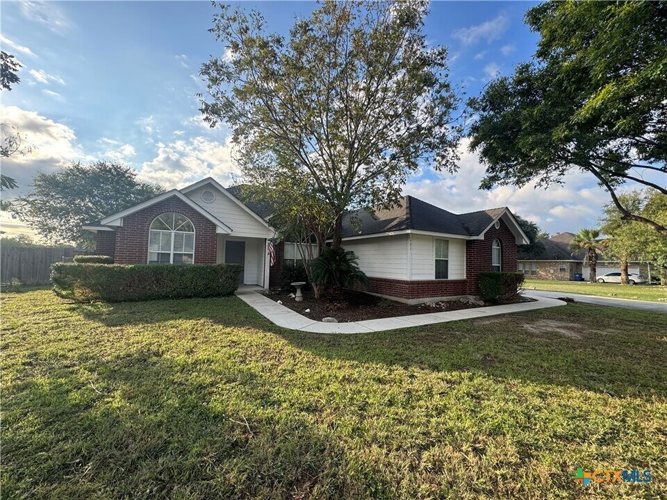 521 Woodlake Dr in McQueeney, TX - Building Photo
