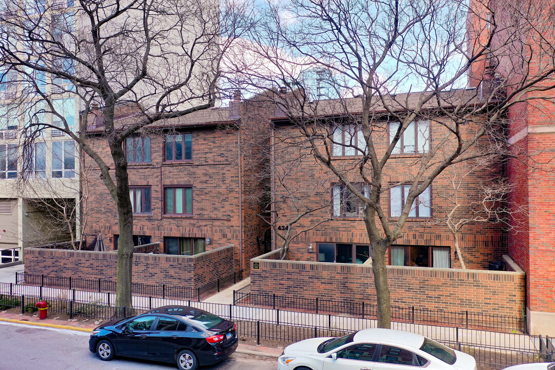 434 W Briar Pl in Chicago, IL - Building Photo