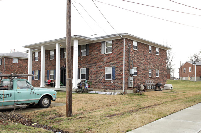 10405 Green Tree Ln in Louisville, KY - Building Photo - Building Photo