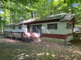 9 Kiowa Path in Gouldsboro, PA - Building Photo