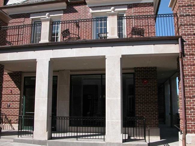 Regent's Row Condominiums in Lake Forest, IL - Foto de edificio - Building Photo