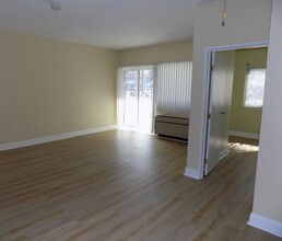200 Cove Way, Unit 119 in Quincy, MA - Foto de edificio - Building Photo