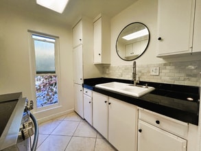 1040 W MacArthur Blvd in Santa Ana, CA - Building Photo - Building Photo