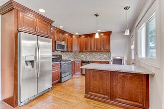 585 Woodlawn St in Hoffman Estates, IL - Building Photo - Building Photo