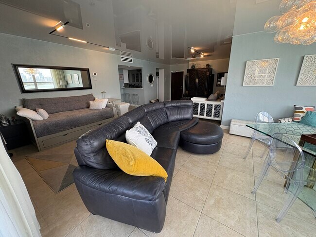 1500 Bay Rd, Unit 1140 in Miami Beach, FL - Building Photo - Building Photo