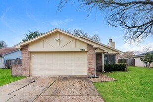 10810 Lakewood Oaks Dr in Sugar Land, TX - Building Photo