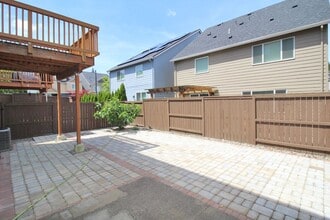 16995 NW Trillium St in Portland, OR - Building Photo - Building Photo