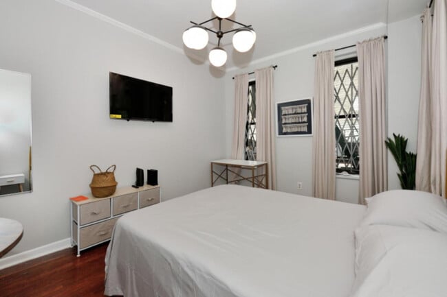 20-28 E 76th St in New York, NY - Building Photo - Building Photo