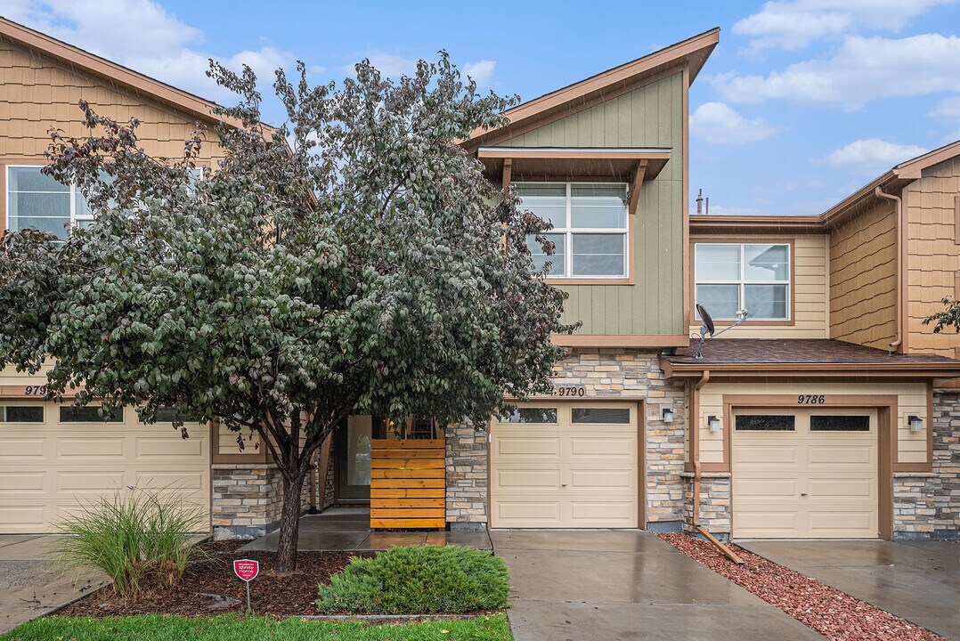 9790 Clermont Ln in Thornton, CO - Foto de edificio