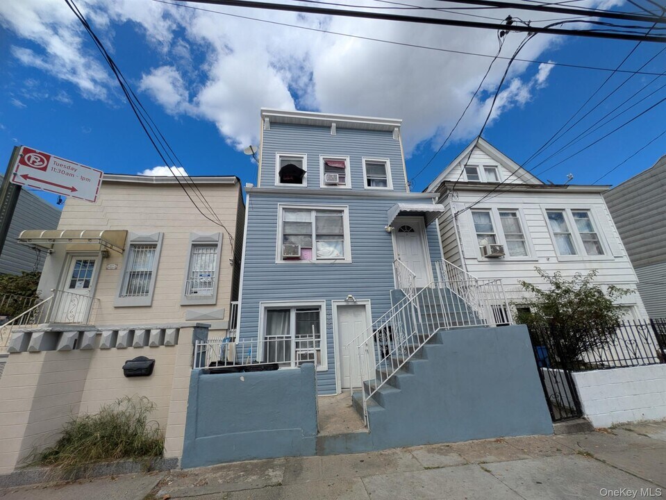 56-33 Waldron St in Queens, NY - Building Photo