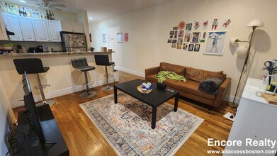 66 Egmont St, Unit 2 in Brookline, MA - Foto de edificio - Building Photo