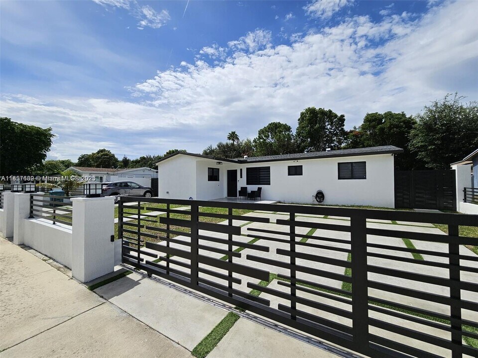 2321 NW 196th Terrace in Miami Gardens, FL - Building Photo