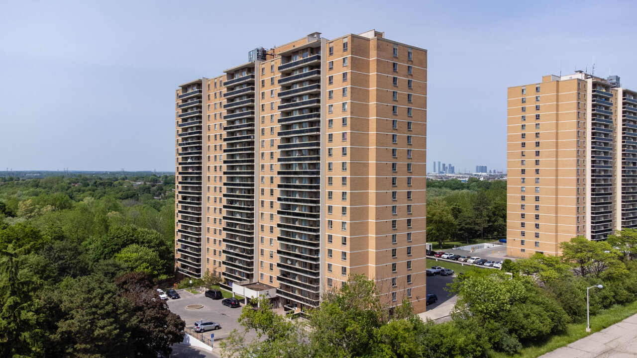 Hilltop heights in Toronto, ON - Building Photo