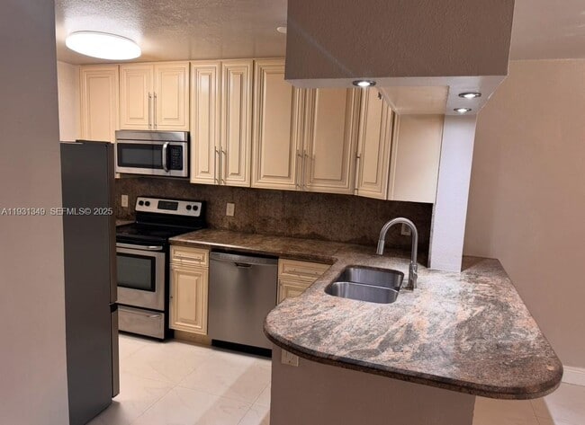 2622 Riverside Dr in Coral Springs, FL - Building Photo - Building Photo