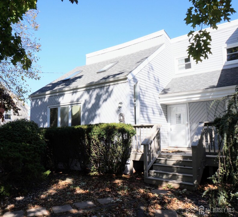 9 Auld Way in Edison, NJ - Building Photo