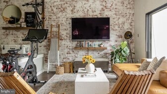 114 Roberts Ln in Alexandria, VA - Building Photo