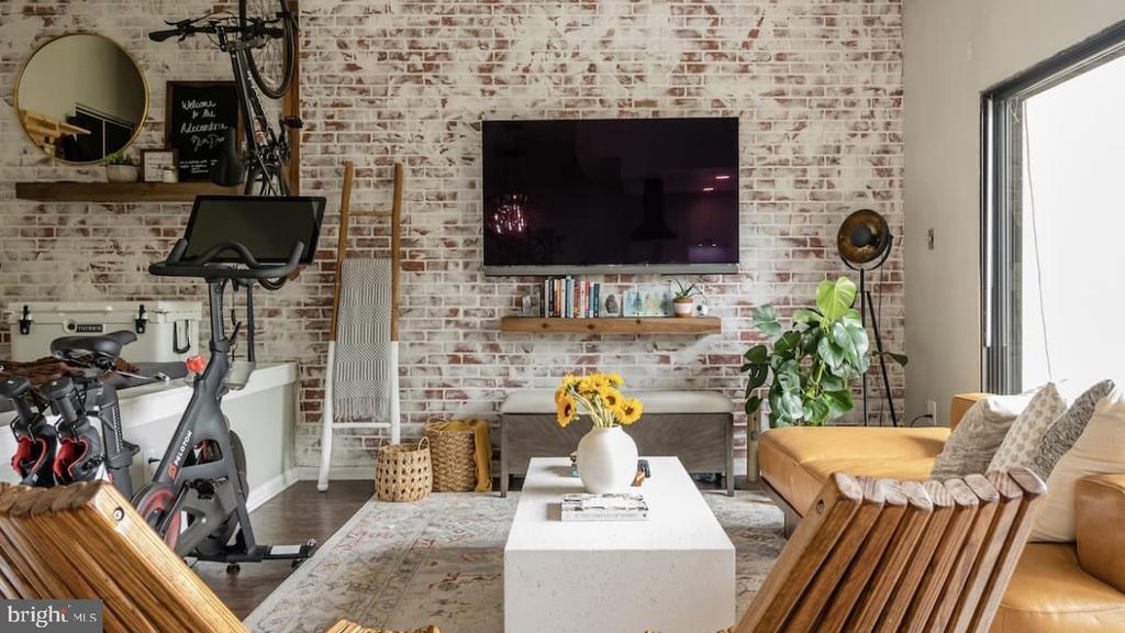 114 Roberts Ln in Alexandria, VA - Building Photo