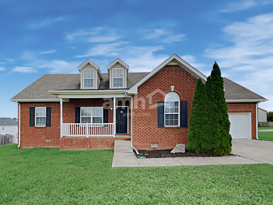 403 Wooded Valley Ct in La Vergne, TN - Foto de edificio