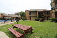 Olmos Club Apartments in San Antonio, TX - Foto de edificio - Building Photo