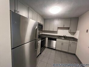 24 Whites Ave, Unit 68 in Watertown, MA - Foto de edificio - Building Photo