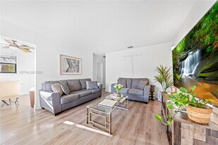 581 NW 113th St in Miami, FL - Building Photo