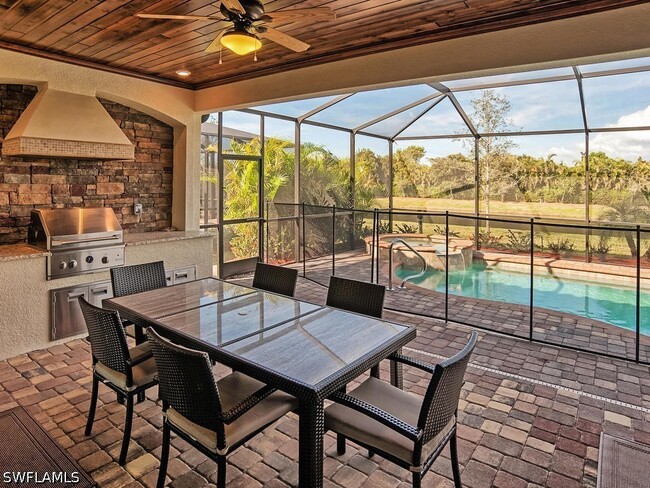 2850 Aviamar Cir in Naples, FL - Building Photo - Building Photo