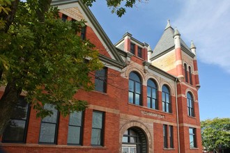 Roosevelt School Apartments in Clinton, IA - Foto de edificio - Building Photo