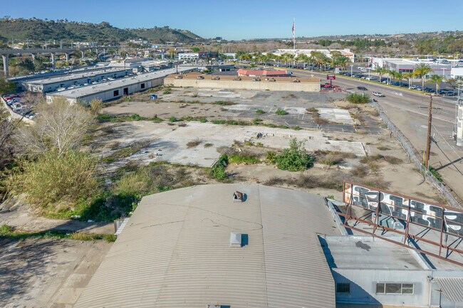 Alvarado Creek Apartments in San Diego, CA - Building Photo - Building Photo
