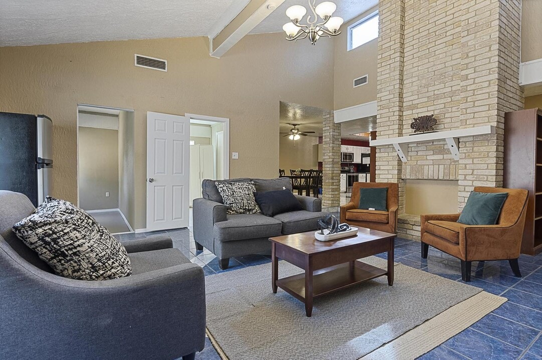 1011 Bay Horse Dr in San Antonio, TX - Foto de edificio