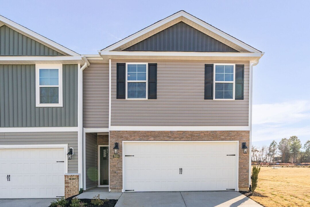 7020 Eclipse Trl in Whitsett, NC - Building Photo