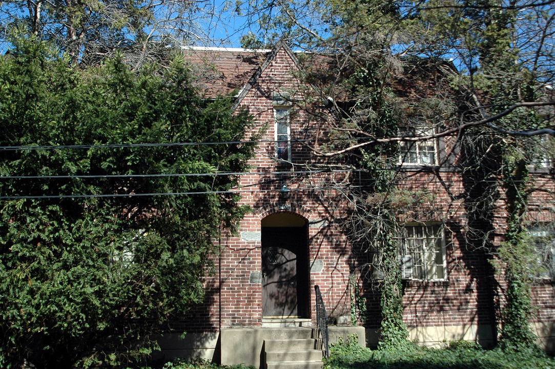 100-108 W Albemarle Ave in Lansdowne, PA - Building Photo