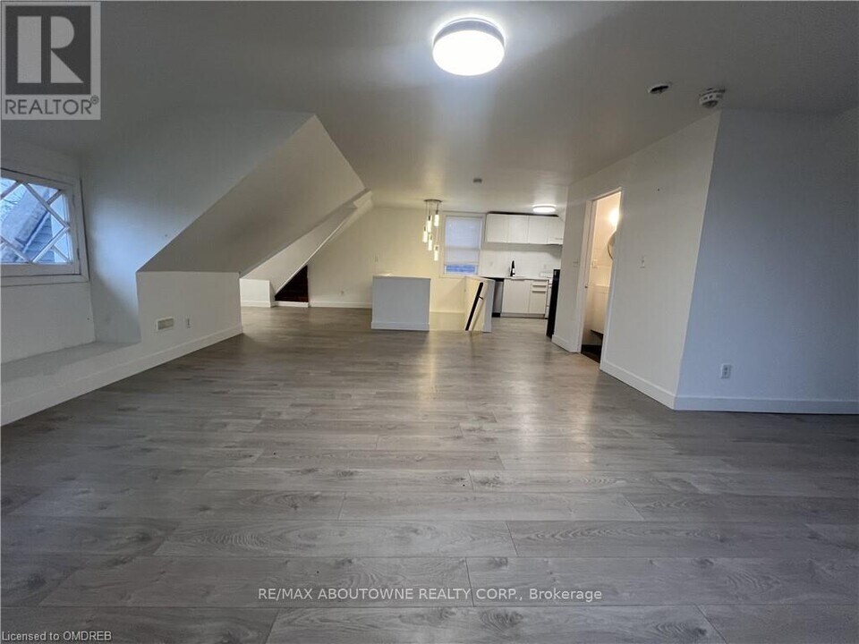 49 Fairleigh Ave S in Hamilton, ON - Building Photo