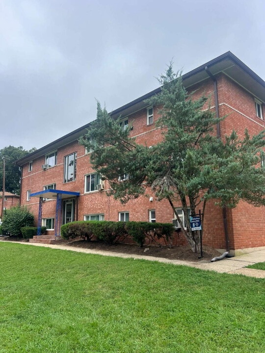 14404 Gemstone Dr in Woodbridge, VA - Building Photo