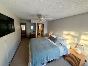 3720 Independence Ave S, Unit 122 in St. Louis Park, MN - Foto de edificio - Building Photo