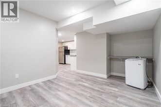 70 Victoria Ave S in Hamilton, ON - Building Photo - Building Photo