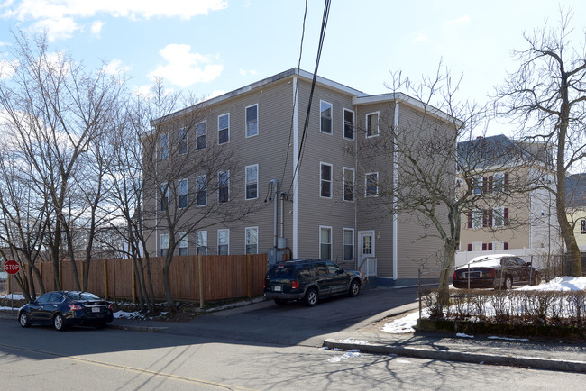 826 N Montello St in Brockton, MA - Building Photo - Building Photo