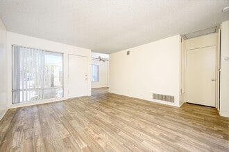 Villa Hemet in Hemet, CA - Foto de edificio - Building Photo