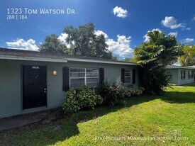1323 Tom Watson Rd in Lakeland, FL - Building Photo