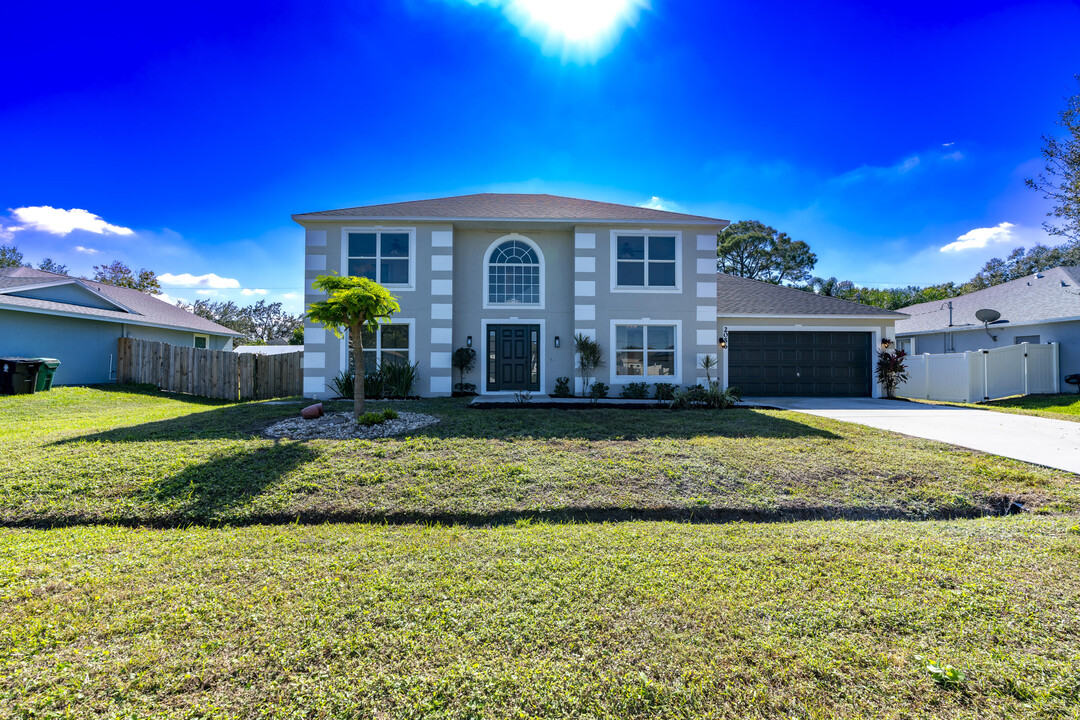 2056 SW Grant Ave in Port St. Lucie, FL - Building Photo